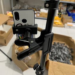 Kẹp điện thoại đa năng vào thân tripod / giá đỡ 3 chân, hoặc vào bàn ghế, cửa kính hỗ trợ livestream, chụp ảnh, quay video nhiều máy