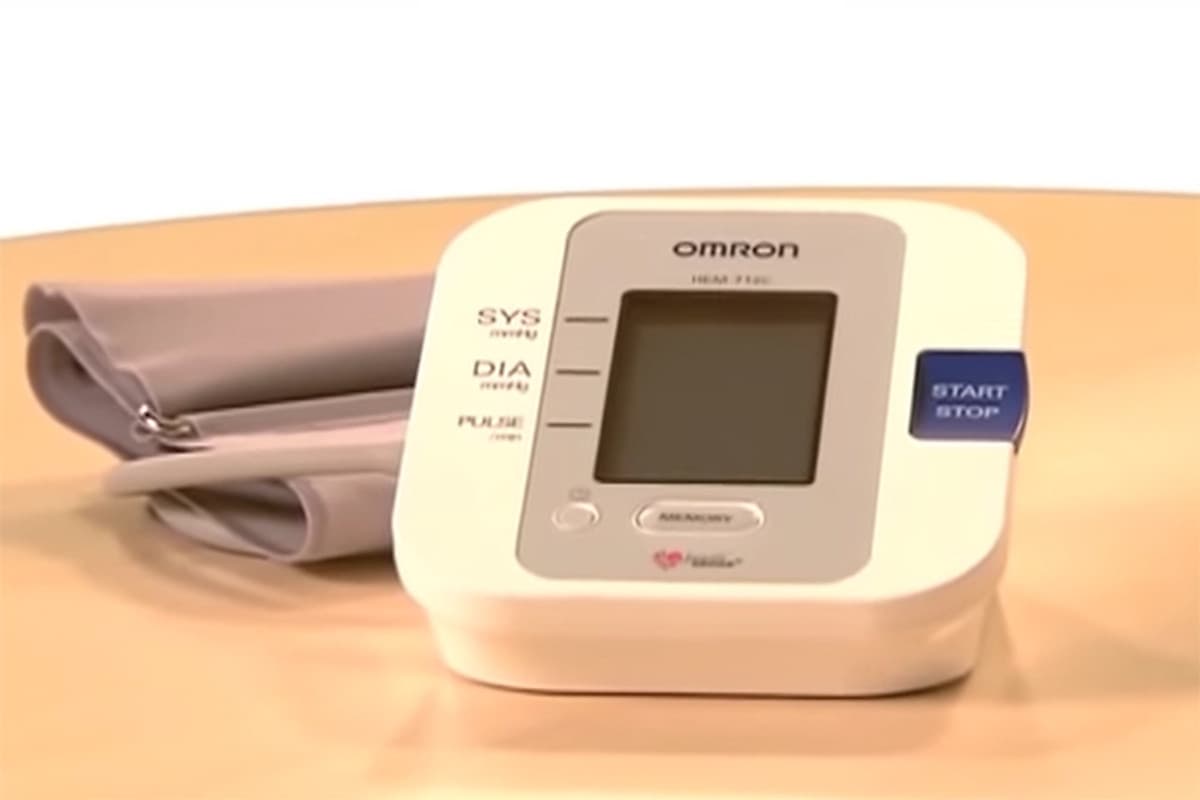 Máy Đo Huyết Áp Bắp Tay Omron - HEM-7120 - 100610693 - Trắng