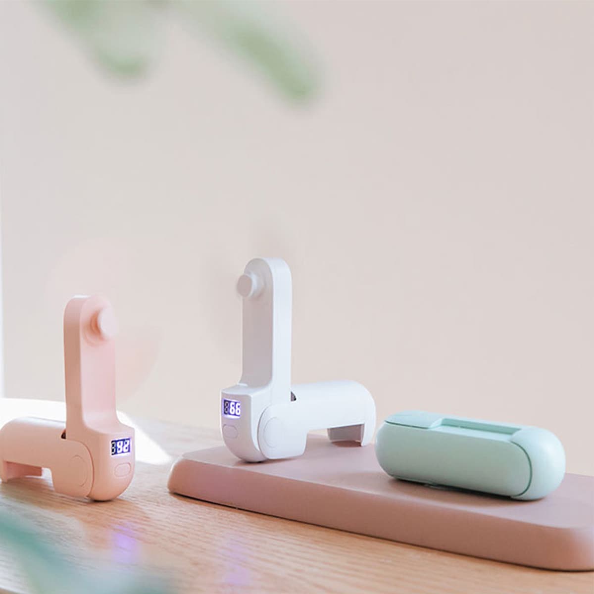 Quạt mini cầm tay kiêm pin sạc dự phòng và kẹp điện thoại 3 trong 1 nhỏ gọn tiện lợi dung lượng 1200mAh thiết kế mặt LED điện tử