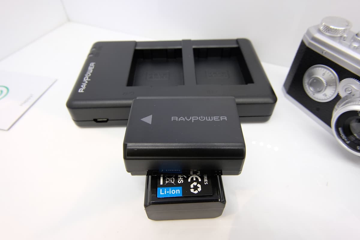 Bộ 2 pin và sạc đôi RavPower NP-FW50 cho Sony A6000, A6300, A6500, A7, A7 II, A7R, A7S... - Hàng chính hãng