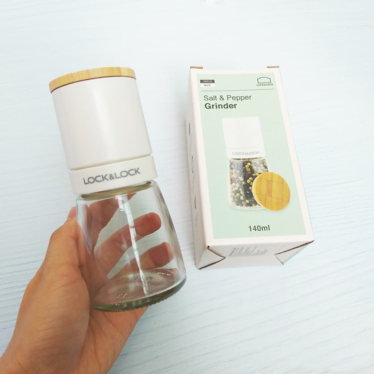 Lọ xay tiêu cầm tay Lock&Lock CKO115 140ml  -  Hàng chính hãng - Lọ bằng thủy tinh, lưỡi dao bằng sứ xay nhuyễn tốt, nắp bằng gỗ sồi, tiện dụng, dễ sử dụng