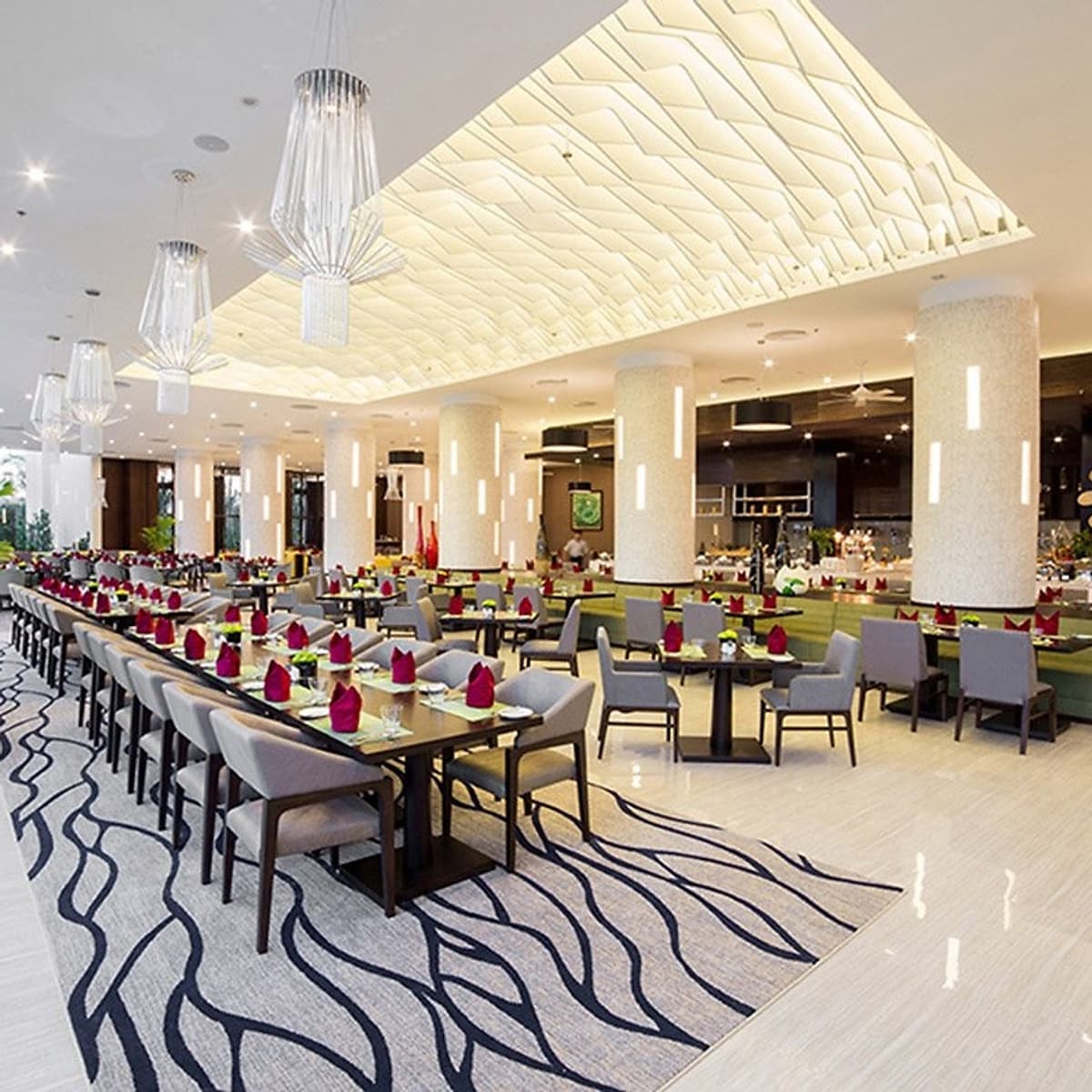 [Combo Tết Âm Lịch] 3N2Đ Vinpearl Nha Trang Bay Resort 5* + Vé Máy Bay Vietnam Airlines Từ HCM, Buffet Sáng, Vui Chơi Không Giới Hạn VinWonders Dành Cho 01 Người, Khởi Hành Mùng 1, 2, 4