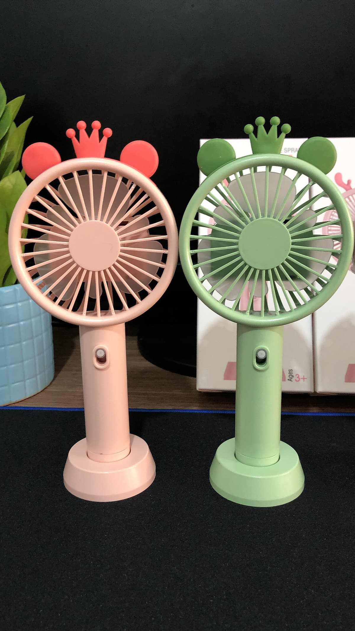 Quạt phun sương cầm tay mini JL có đế để bàn kiểu dáng xinh xắn (giao màu ngẫu nhiên)