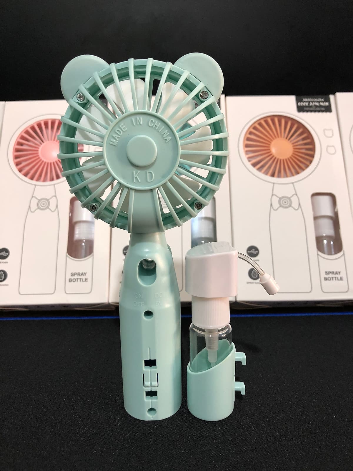 Quạt cầm tay mini có phun sương chất liệu nhựa ABS bền đẹp thiết kế đáng yêu có cổng sạc hình tai gấu