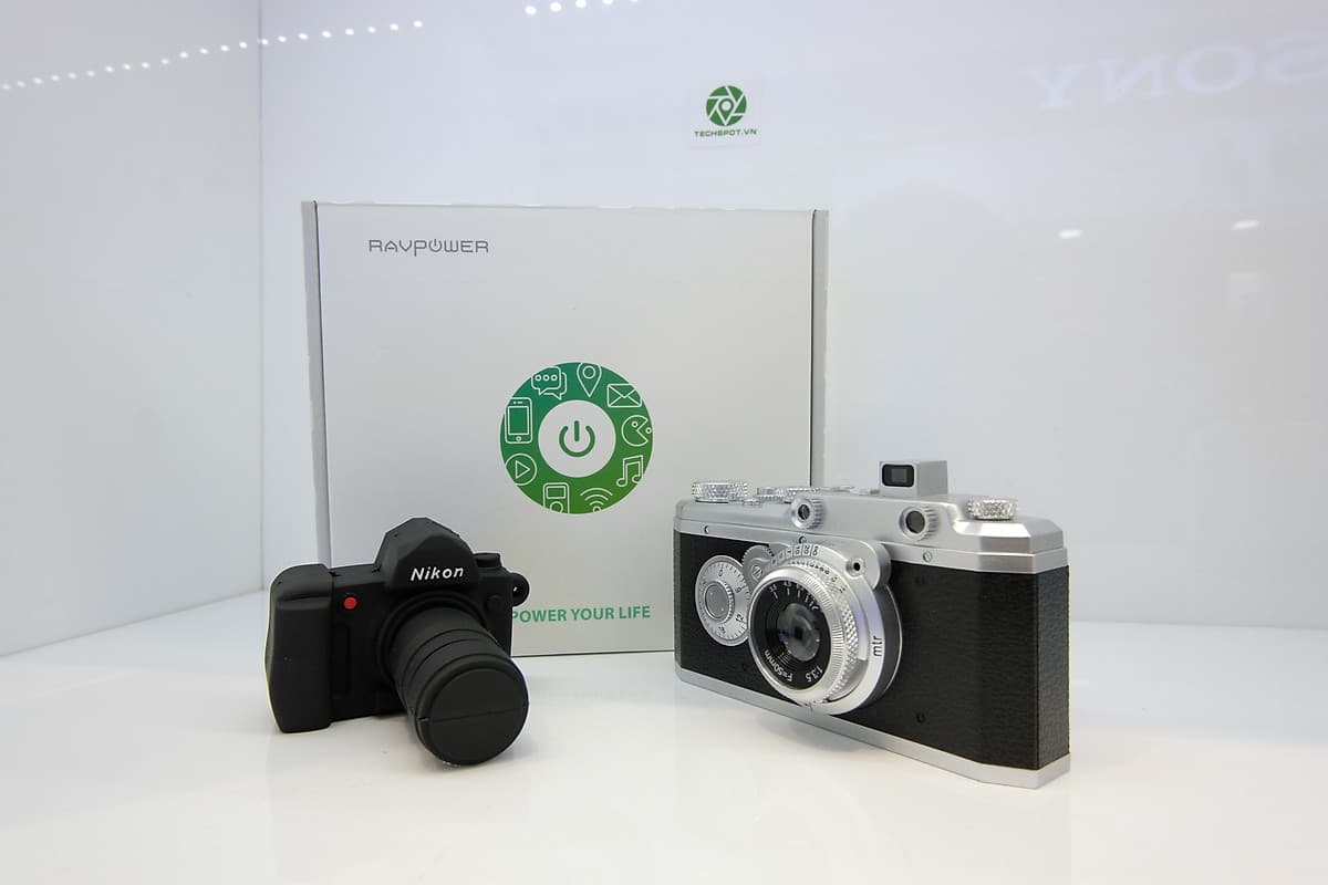 Bộ 2 pin và sạc đôi RavPower NP-FW50 cho Sony A6000, A6300, A6500, A7, A7 II, A7R, A7S... - Hàng chính hãng