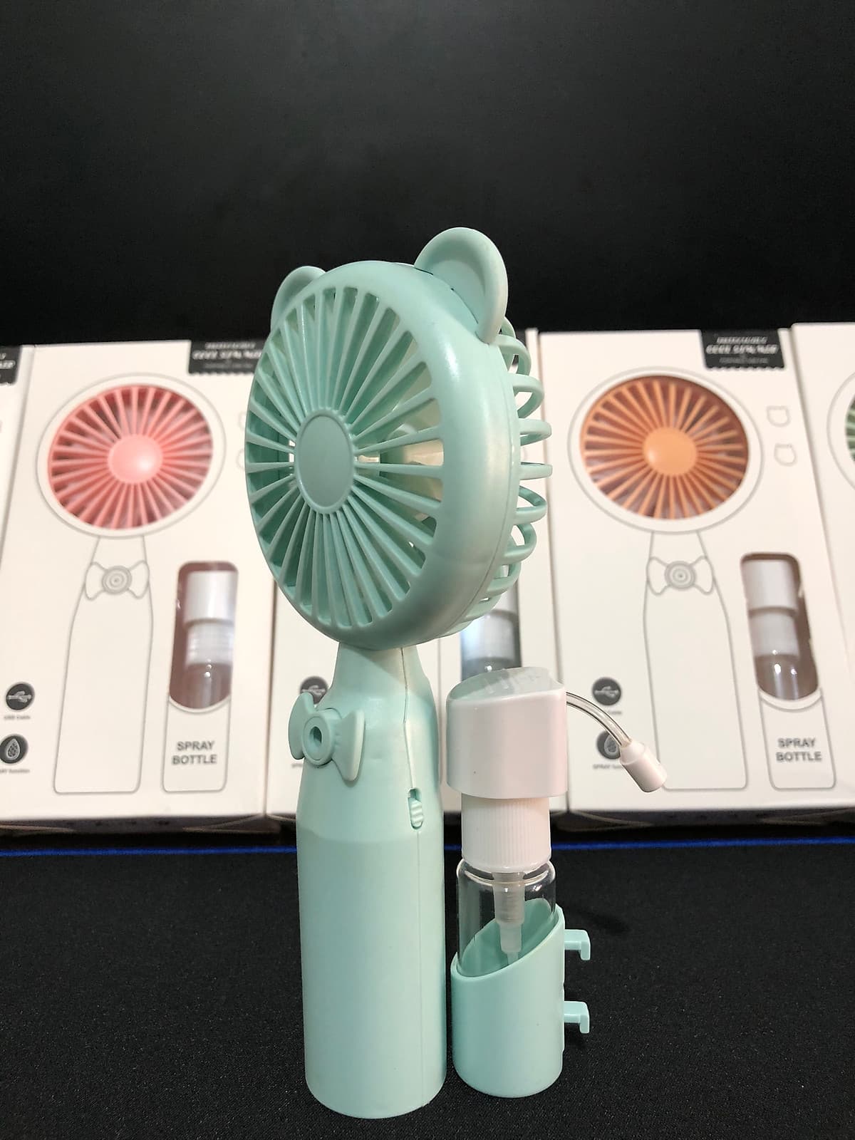 Quạt cầm tay mini có phun sương chất liệu nhựa ABS bền đẹp thiết kế đáng yêu có cổng sạc hình tai gấu