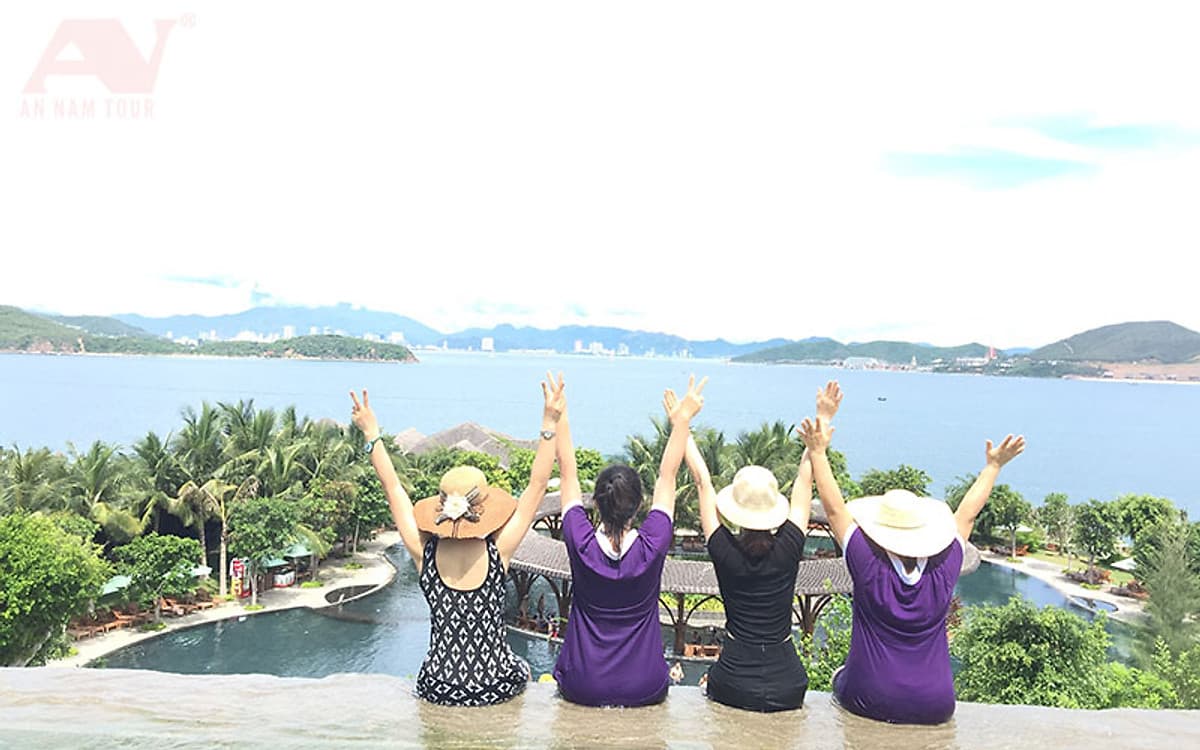 NHA TRANG: Tour Hòn Tằm 1 Ngày Cao Cấp Trải Nghiệm Khu Phức Hợp Tắm Bùn Khoáng Trên Đảo Lớn Nhất Việt Nam | Giá Tour Đã Bao Gồm Xe Đưa Đón Tại Khách Sạn + Canoe Di Chuyển Ra Đảo + Ăn Trưa + Hướng Dẫn Viên