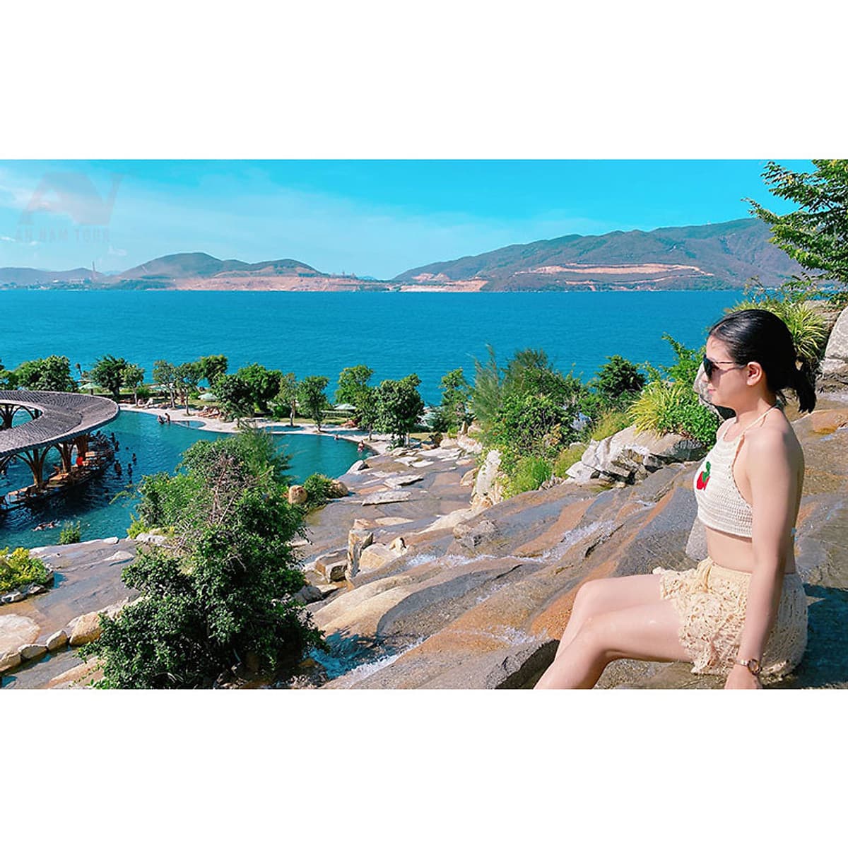 NHA TRANG: Tour Hòn Tằm 1 Ngày Cao Cấp Trải Nghiệm Khu Phức Hợp Tắm Bùn Khoáng Trên Đảo Lớn Nhất Việt Nam | Giá Tour Đã Bao Gồm Xe Đưa Đón Tại Khách Sạn + Canoe Di Chuyển Ra Đảo + Ăn Trưa + Hướng Dẫn Viên
