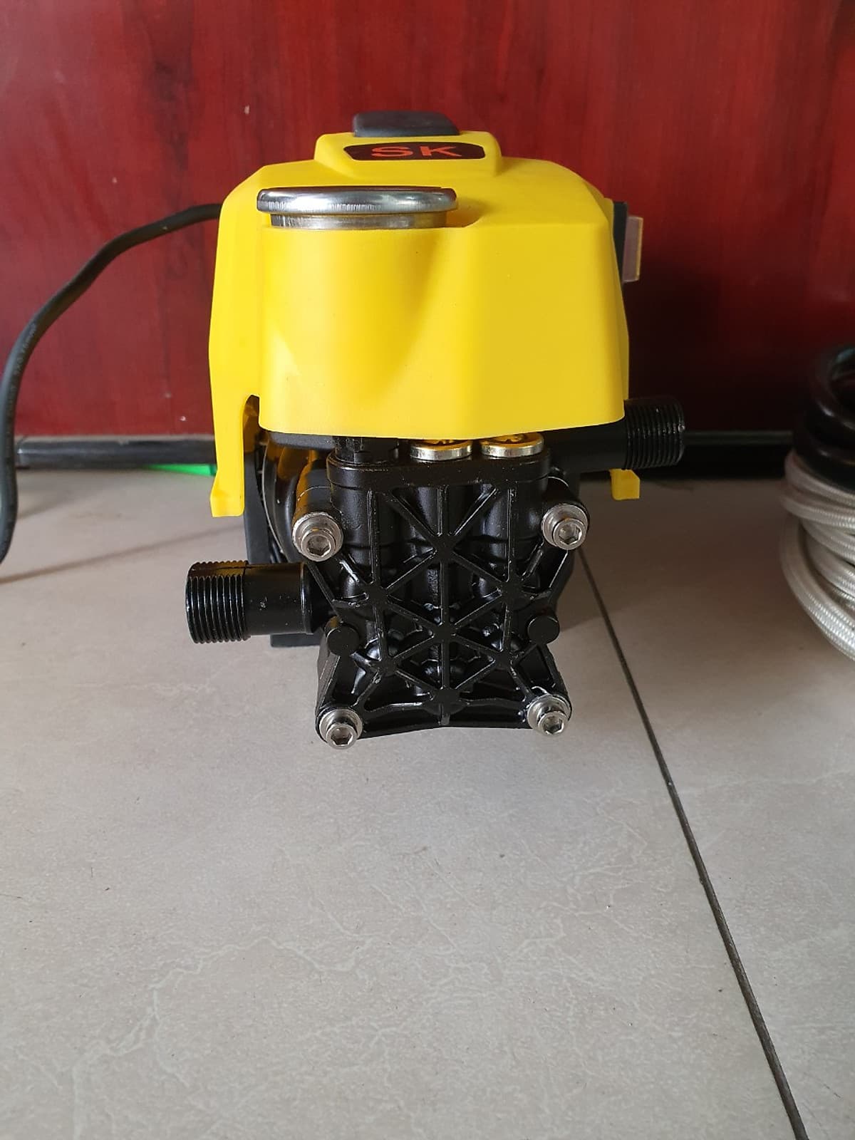 Máy rửa xe áp lực cao SK9070, công suất 2,5kw, dây xịt 16m, tặng kèm bình xịt xà phòng