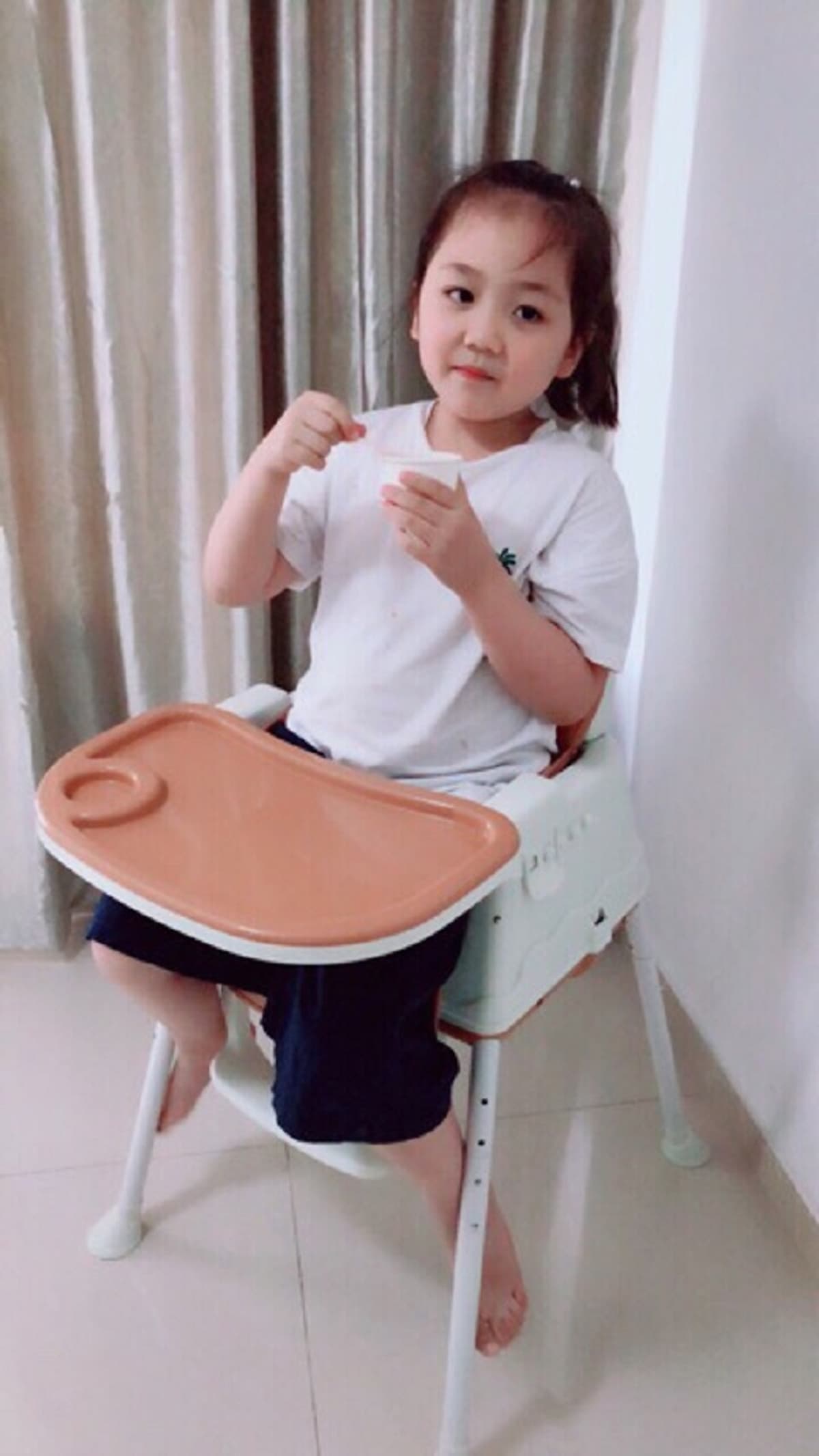 Ghế ăn dặm Đa năng cho Bé với 07 tính năng- 03 chế độ mang lại sự khác biệt, CÓ ĐỆM VÀ BÁNH XE- Màu Nâu sữa