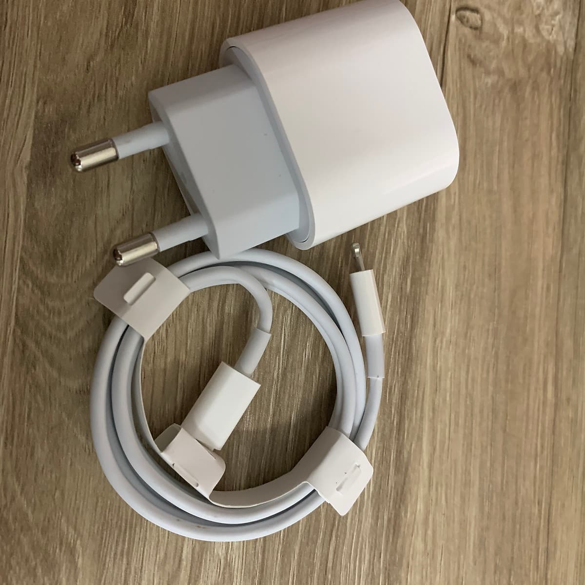 Adapter Củ sạc nhanh Iphone 18W + cáp  dữ liệu Type  C to lightning ( Tặng kèm chọt sim inox)  dùng cho Iphone  8, X,XS,XSmax,11,11 Promax, IPad Pro kiểu chân tròn hàn Quốc tặng que chọt sim (Kèm ảnh thật)