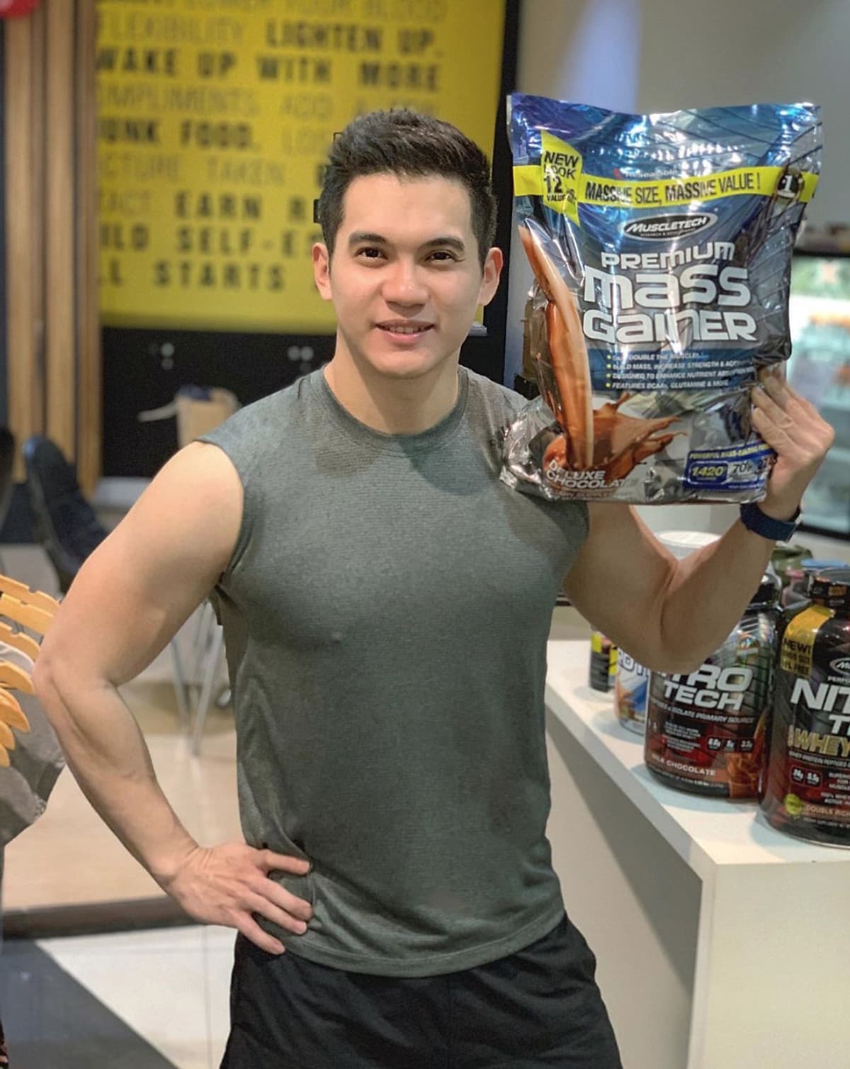 Sữa tăng cân nhanh Premium Mass Gainer 12lbs (5,4kg) - Bao bì mới - Hàng chính hãng Muscletech USA - Kèm quà tặng
