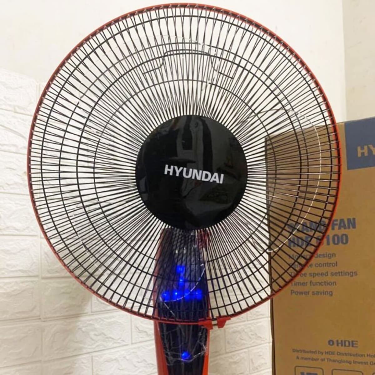 Quạt cây có điều khiển Hyundai HDE 6100, hàng chính hãng