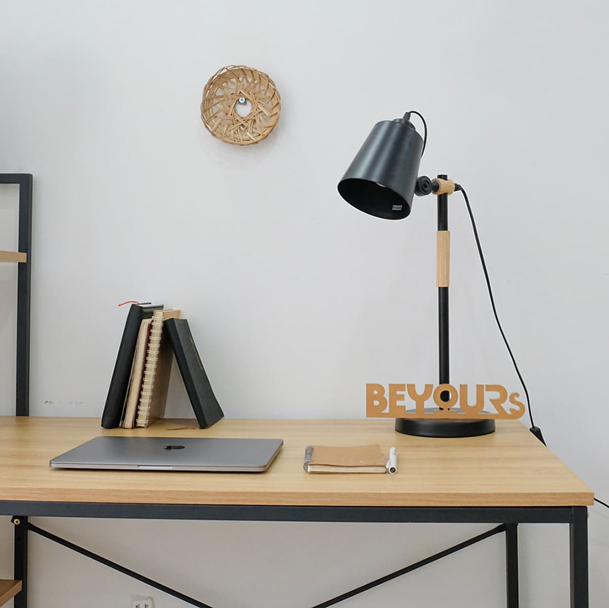 Bàn Làm Việc BEYOURs Neuly Table Gỗ Chân Sắt Phối Kệ Sách Đa Năng