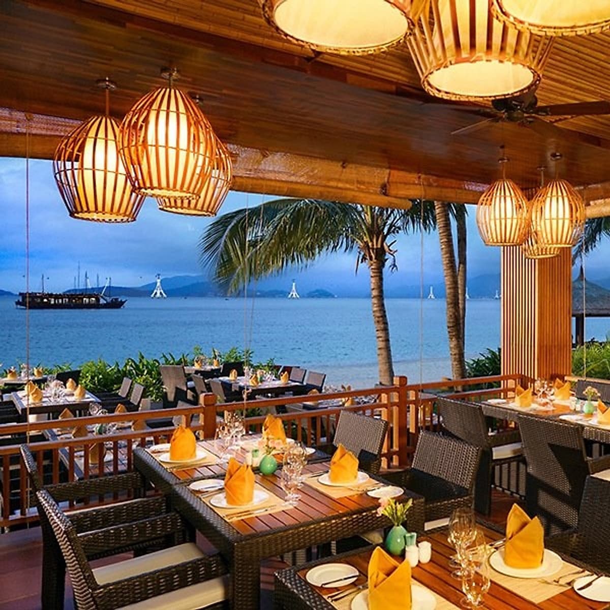 [Combo Tết Âm Lịch] 3N2Đ Vinpearl Nha Trang Bay Resort 5* + Vé Máy Bay Vietnam Airlines Từ HCM, Buffet Sáng, Vui Chơi Không Giới Hạn VinWonders Dành Cho 01 Người, Khởi Hành Mùng 1, 2, 4