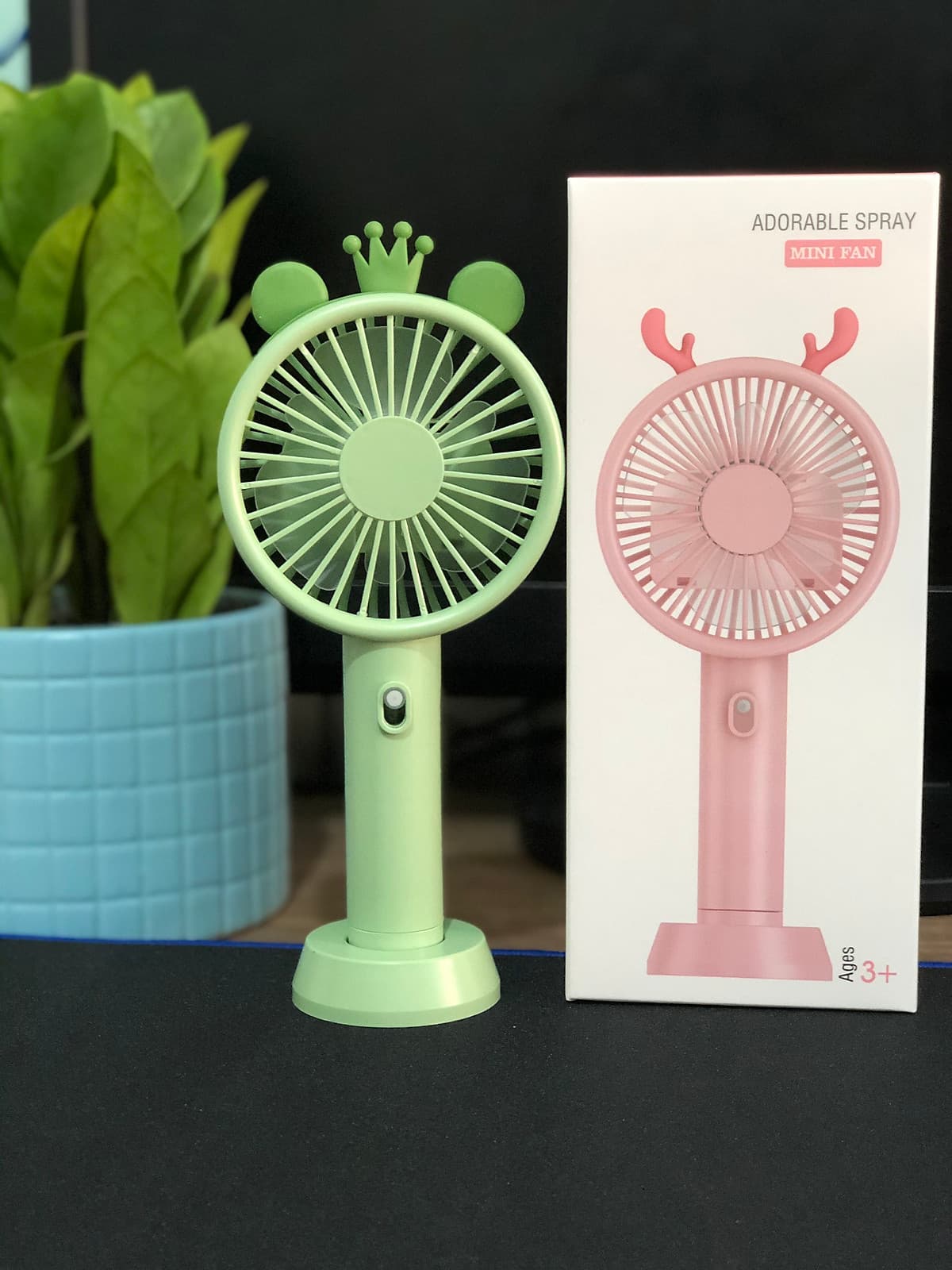 Quạt phun sương cầm tay mini JL có đế để bàn kiểu dáng xinh xắn (giao màu ngẫu nhiên)
