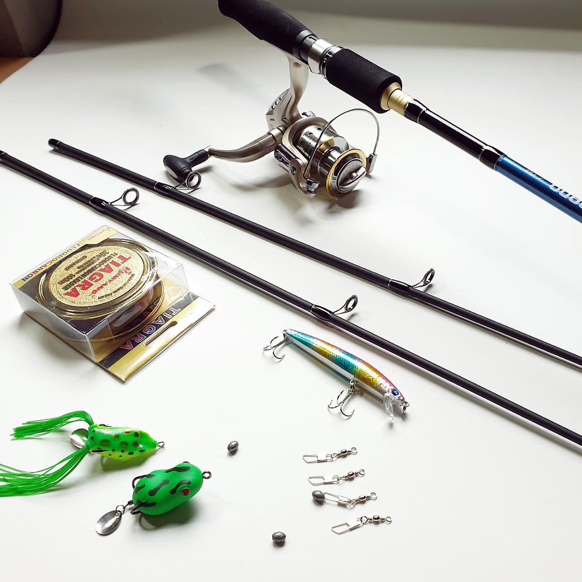 Bộ Cần Câu Lure máy đứng 2 ngọn + máy câu cá kim loại TFB 3000 + cước câu + 3 mồi câu lure + phụ kiện