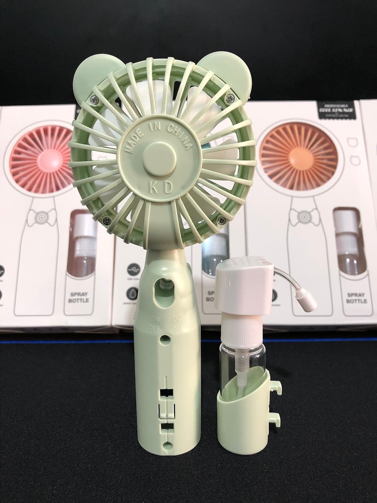 Quạt cầm tay mini có phun sương chất liệu nhựa ABS bền đẹp thiết kế đáng yêu có cổng sạc hình tai gấu
