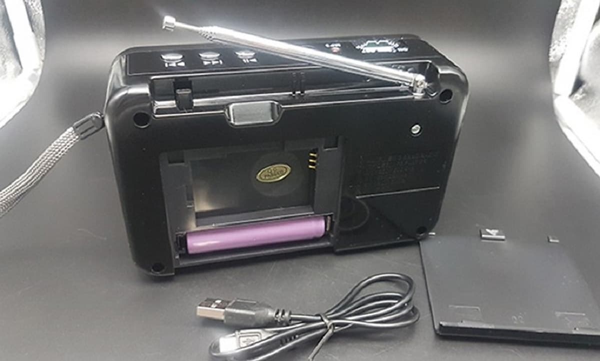 Đài USB THẺ NHỚ NGHE NHẠC WAXIBA XB-521URT RADIO AM\FM\SW LOA TO X-BASS CÓ ĐÈN PIN GIAO MÀU NGẪU NHIÊN HÀNG CHÍNH HÃNG