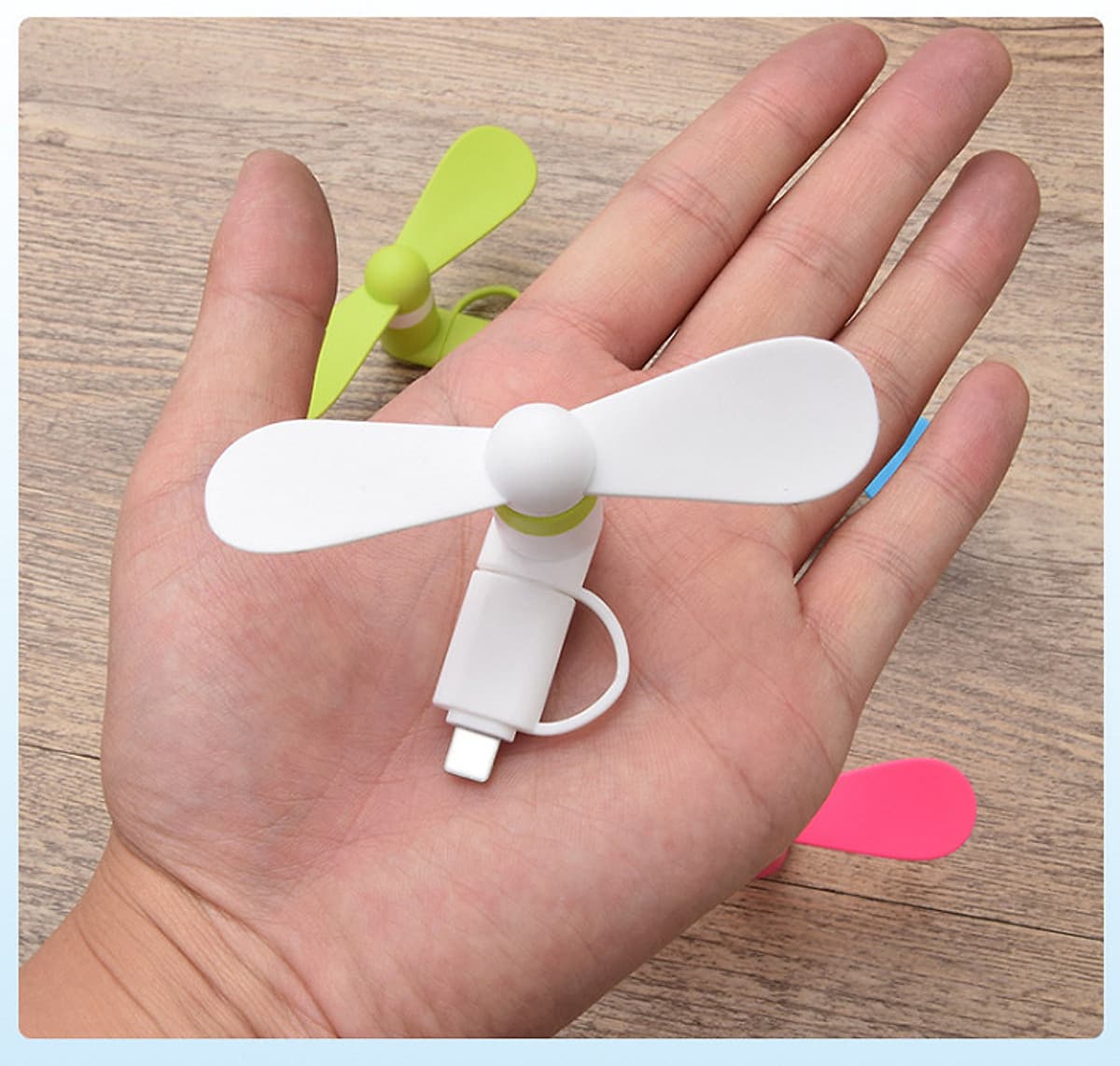 Quạt Mini Cắm Cổng Sạc Điện Thoại - GIAO MÀU NGẪU NHIÊN ( 01 BỘ )