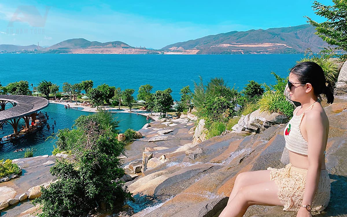 NHA TRANG: Tour Hòn Tằm 1 Ngày Cao Cấp Trải Nghiệm Khu Phức Hợp Tắm Bùn Khoáng Trên Đảo Lớn Nhất Việt Nam | Giá Tour Đã Bao Gồm Xe Đưa Đón Tại Khách Sạn + Canoe Di Chuyển Ra Đảo + Ăn Trưa + Hướng Dẫn Viên