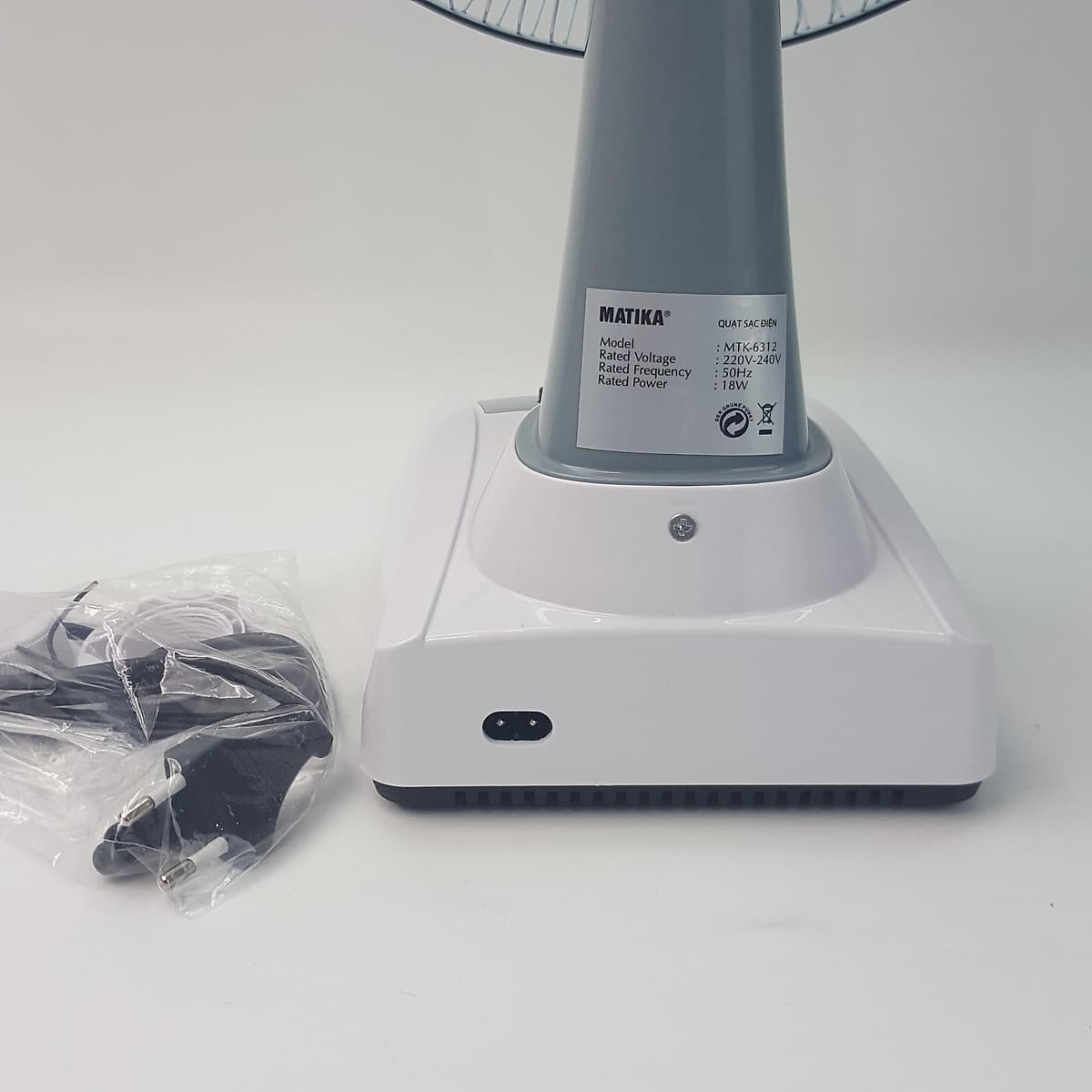 Quạt tích điện Matika 18W nhỏ gọn, thích hợp nhiều không gian màu trắng xám MTK-6312