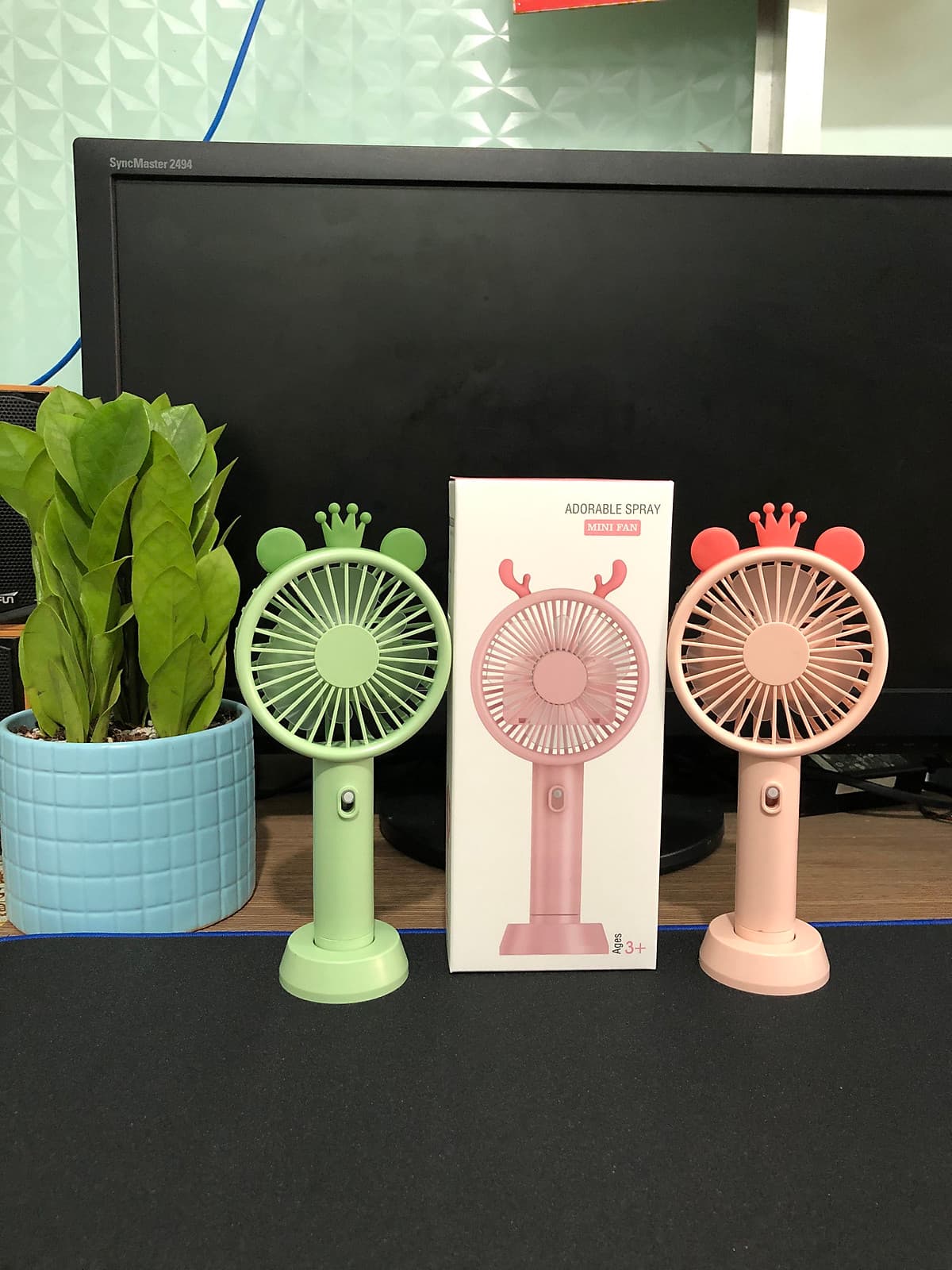 Quạt phun sương cầm tay mini JL có đế để bàn kiểu dáng xinh xắn (giao màu ngẫu nhiên)