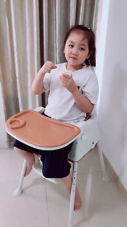 Ghế ăn dặm Đa năng cho Bé với 07 tính năng- 03 chế độ mang lại sự khác biệt, CÓ ĐỆM VÀ BÁNH XE- Màu Nâu sữa