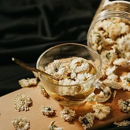 Trà Hoa Cúc Trắng Sấy Khô Nguyên Bông DK Harvest - 50g - có vị đắng, cay, tính mát, tác dụng thanh nhiệt, hạ hỏa, giải độc.
