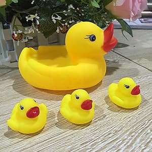 Đồ Chơi Tắm Đàn Vịt Mẹ Con Ngộ Nghĩnh Phát Tiếng Kêu Chip Chip Cho Bé Yêu