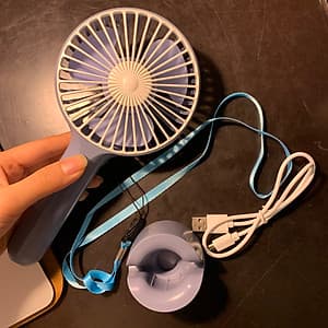 Quạt mini cầm tay để bàn chạy êm pin 8 tiếng tiện dụng