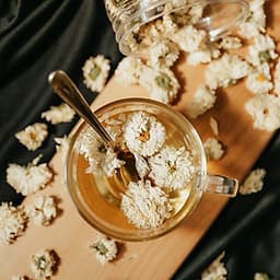 Trà Hoa Cúc Trắng Sấy Khô Nguyên Bông DK Harvest - 50g - có vị đắng, cay, tính mát, tác dụng thanh nhiệt, hạ hỏa, giải độc.