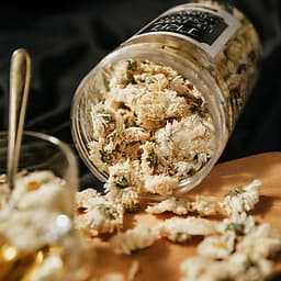 Trà Hoa Cúc Trắng Sấy Khô Nguyên Bông DK Harvest - 50g - có vị đắng, cay, tính mát, tác dụng thanh nhiệt, hạ hỏa, giải độc.