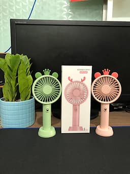 Quạt phun sương cầm tay mini JL có đế để bàn kiểu dáng xinh xắn (giao màu ngẫu nhiên)