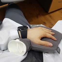 Túi chườm nóng lạnh Fashy Đức dòng bọc lông cừu phù hợp cho người lớn