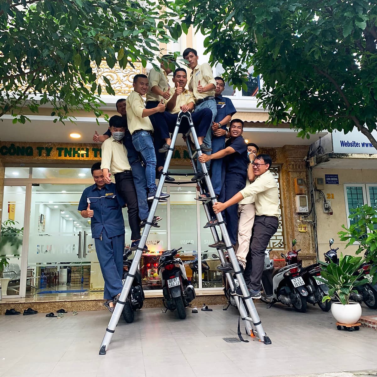 Thang nhôm rút chữ A Sumika SK 440D (2.2M+2.2M) - duỗi thẳng cao 4.4m, 8 đế cao su chống trượt, có bánh xe kéo, khóa chốt cao cấp, bậc thang thiết kế chống trượt, thanh giằng giữa 2 bên thang