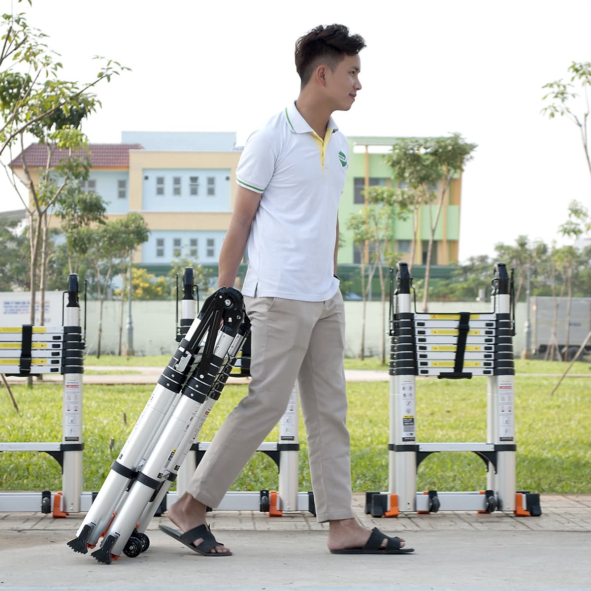 Thang nhôm rút chữ A Sumika SK 440D (2.2M+2.2M) - duỗi thẳng cao 4.4m, 8 đế cao su chống trượt, có bánh xe kéo, khóa chốt cao cấp, bậc thang thiết kế chống trượt, thanh giằng giữa 2 bên thang