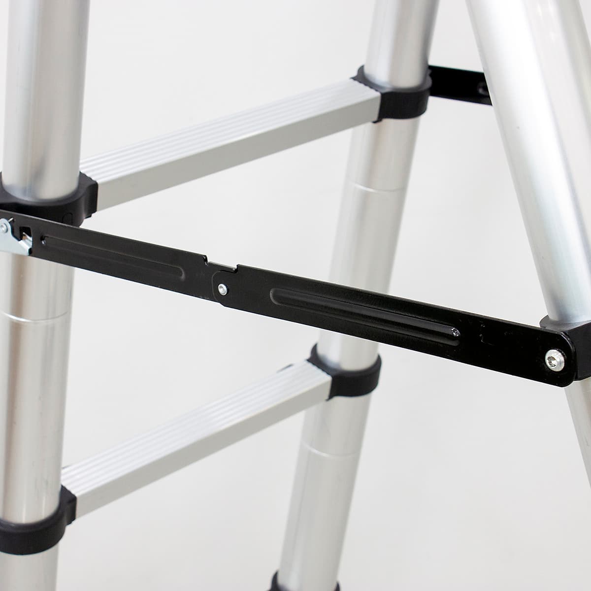 Thang nhôm rút chữ A Sumika SK 440D (2.2M+2.2M) - duỗi thẳng cao 4.4m, 8 đế cao su chống trượt, có bánh xe kéo, khóa chốt cao cấp, bậc thang thiết kế chống trượt, thanh giằng giữa 2 bên thang